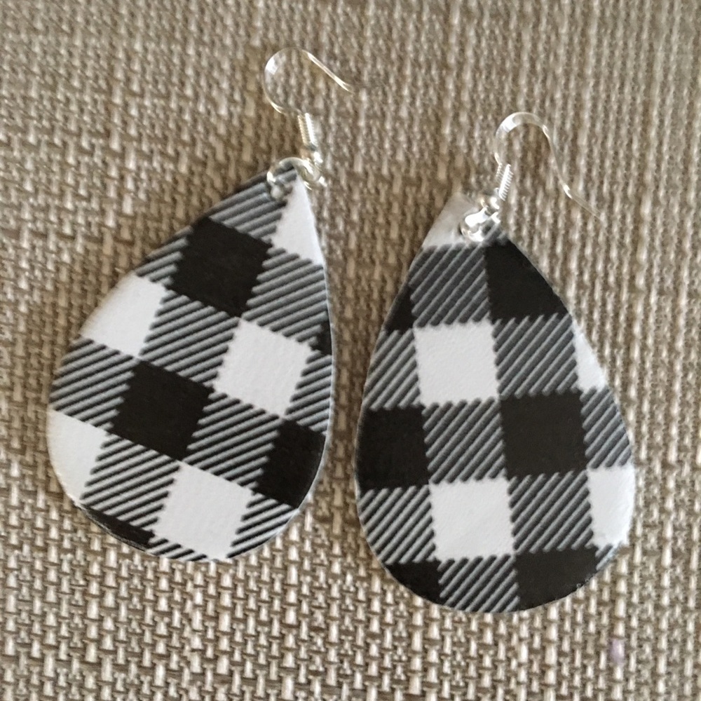 ⭐️BLACK AND WHITE PLAID TEARDROP EARRINGS⭐️